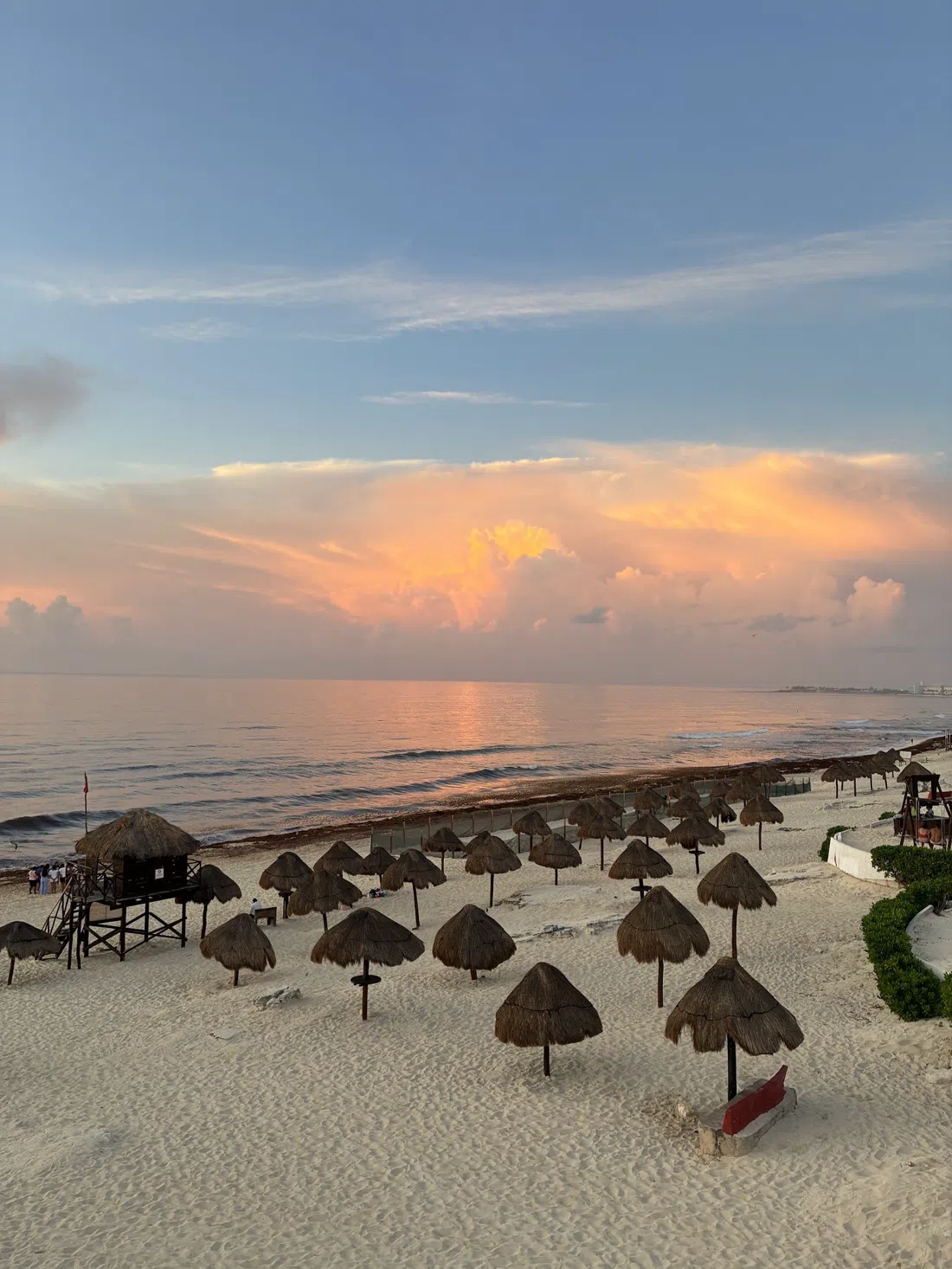 Mirador Playa Delfines & the CANCÚN sign, Cancun